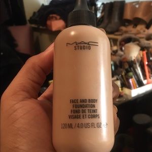 Mac Studio Face and Body Foundation in C6. 120 ml
